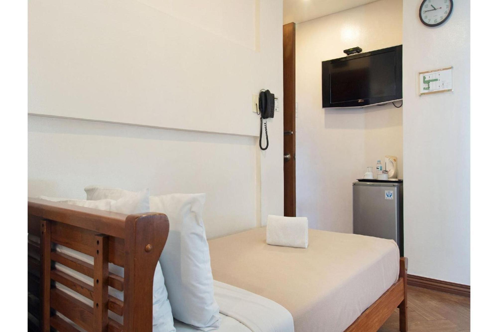 Townhouse Oak Metro Manila Near Osmena Highway Pnr Pasay Formerly Avitel Hotel 마카티 외부 사진