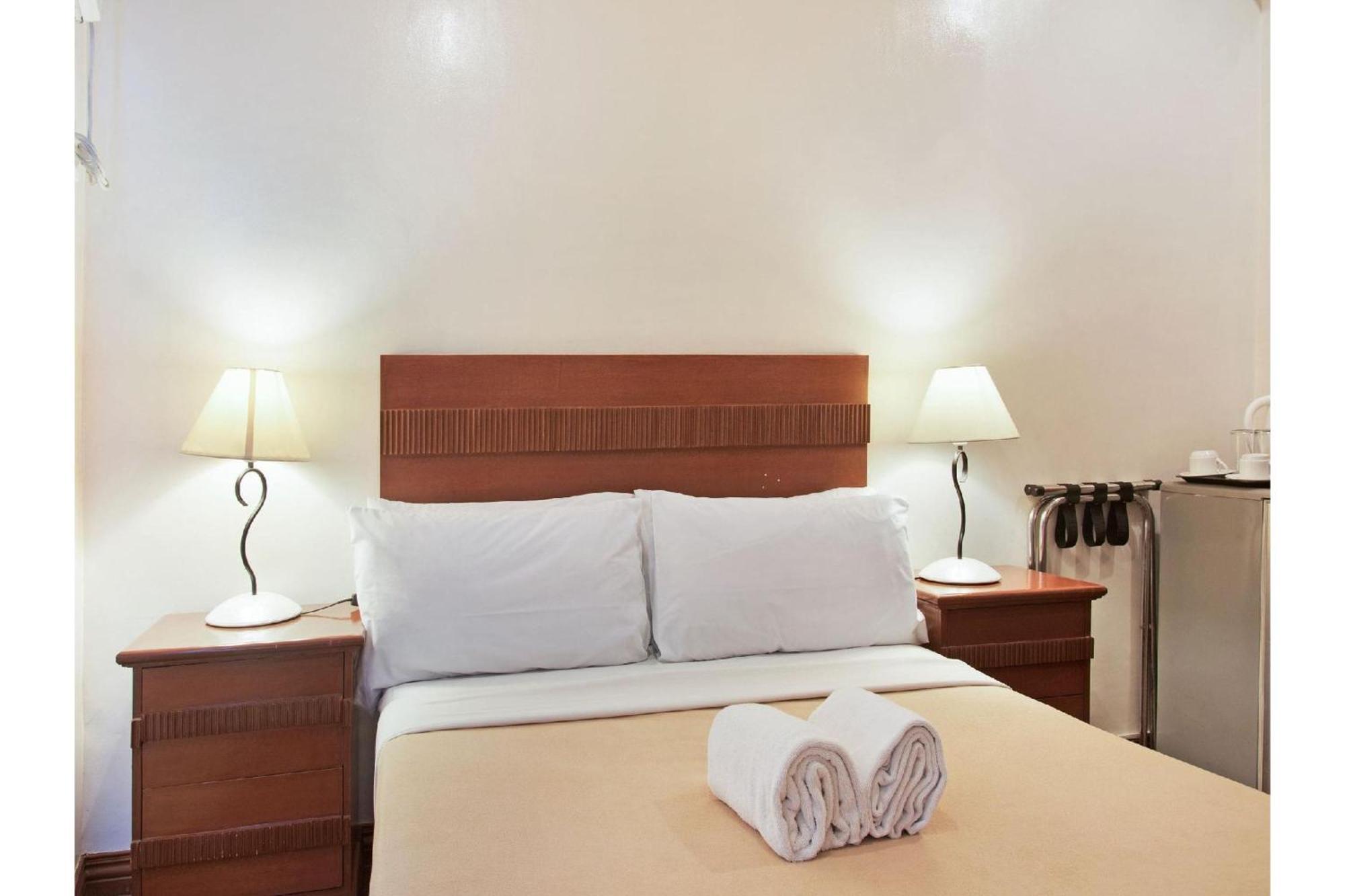 Townhouse Oak Metro Manila Near Osmena Highway Pnr Pasay Formerly Avitel Hotel 마카티 외부 사진
